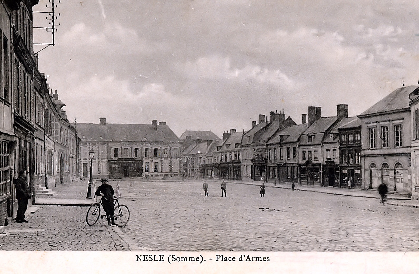 01 00 Armes (place) avant 001