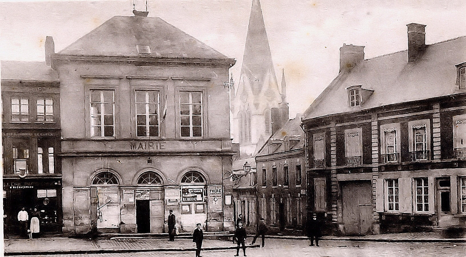 01 00 Armes (place) avant 001