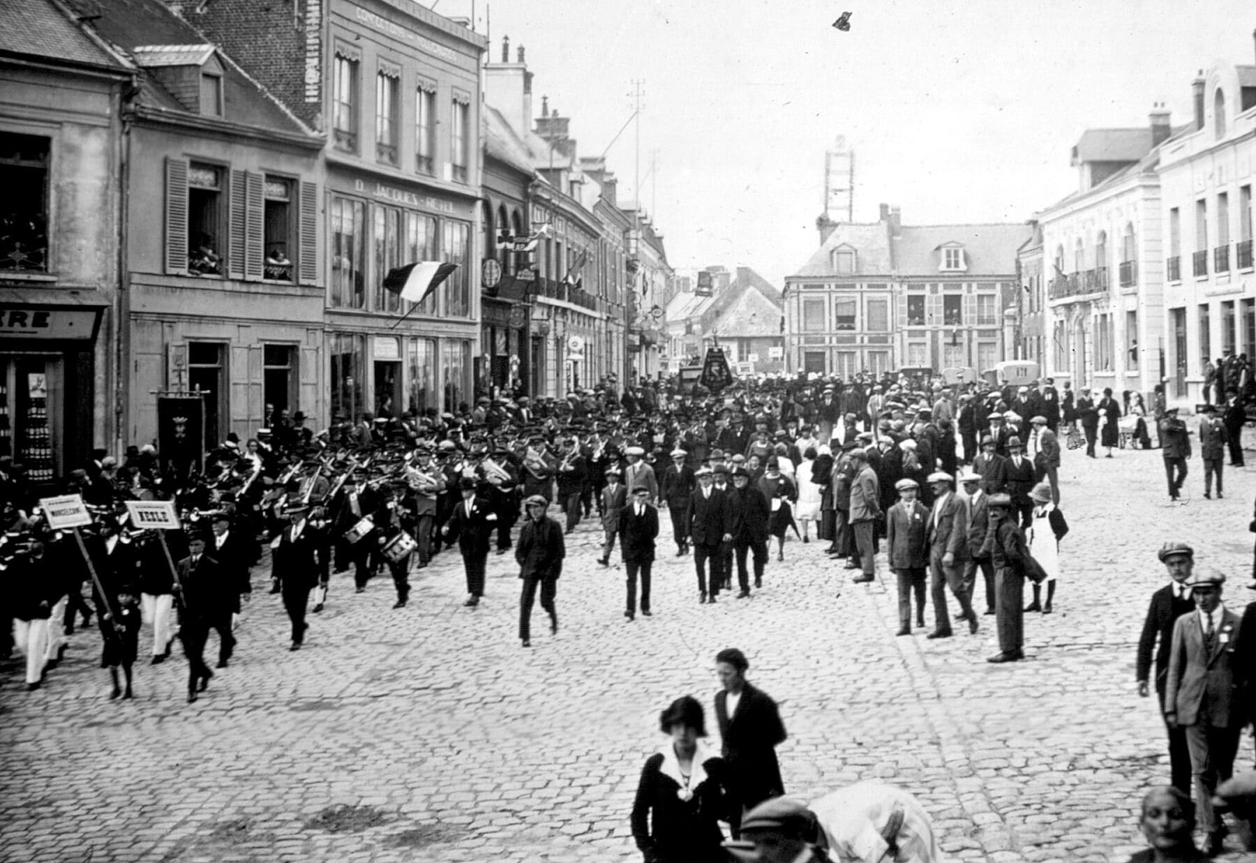 01 02 armes defile